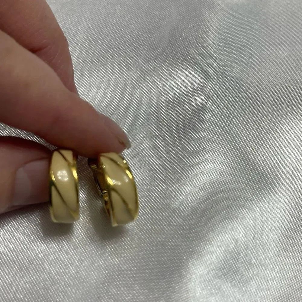 Crown Trifari Gold Tone Cream White VTG Clip Earrings
